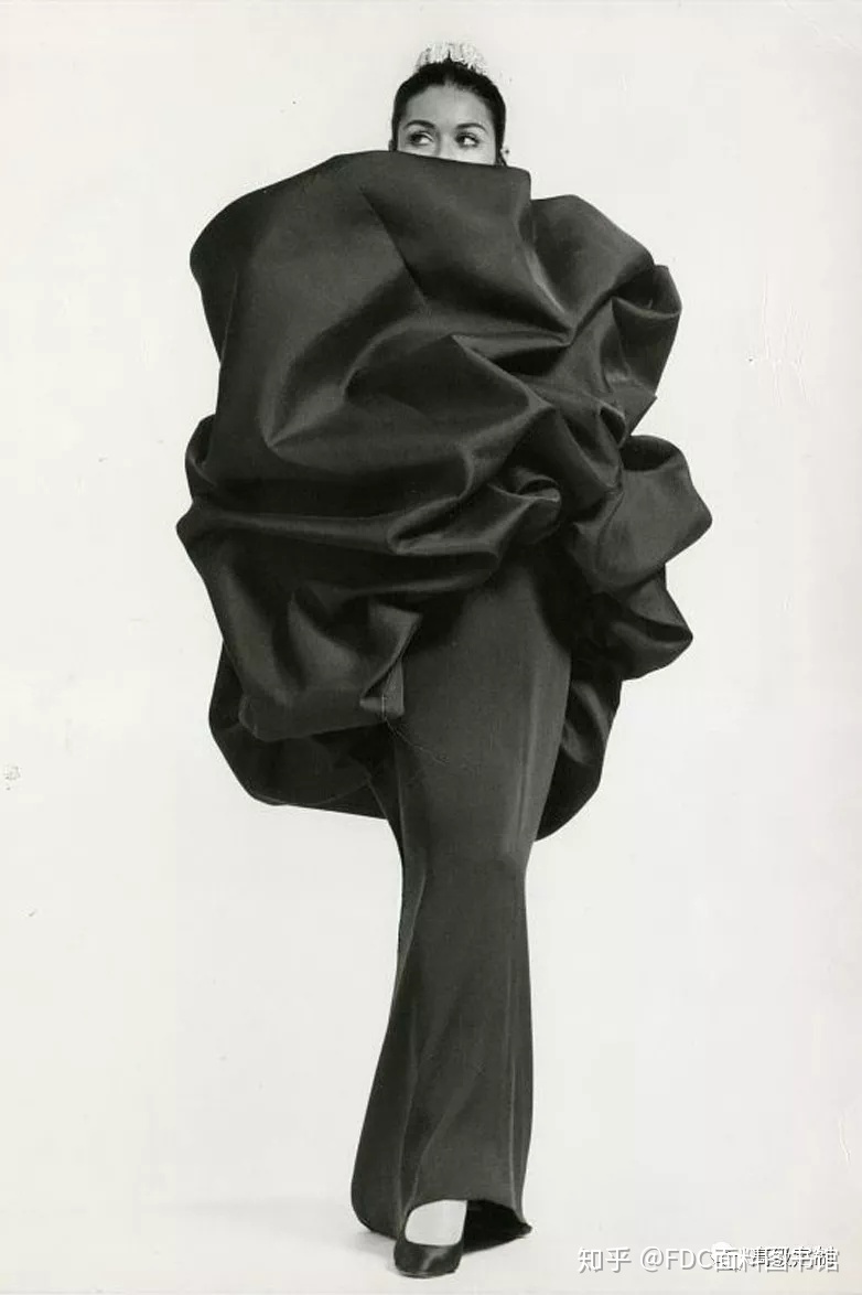 【传奇设想师 】 Cristobal Balenciage 形塑时髦的神之手-8.jpg