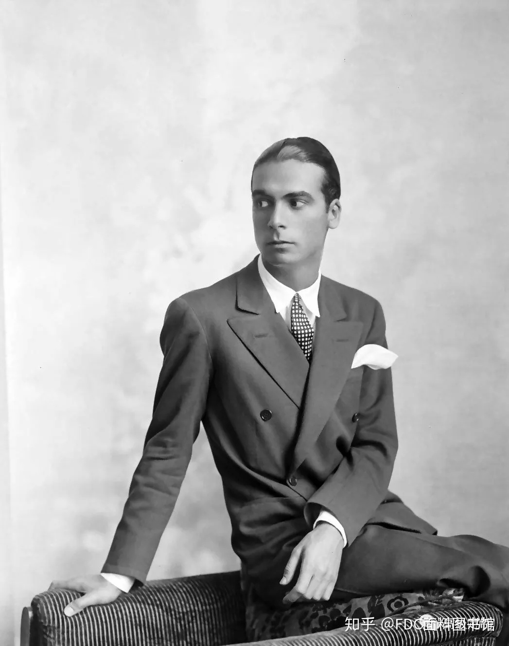 【传奇设想师 】 Cristobal Balenciage 形塑时髦的神之手-18.jpg