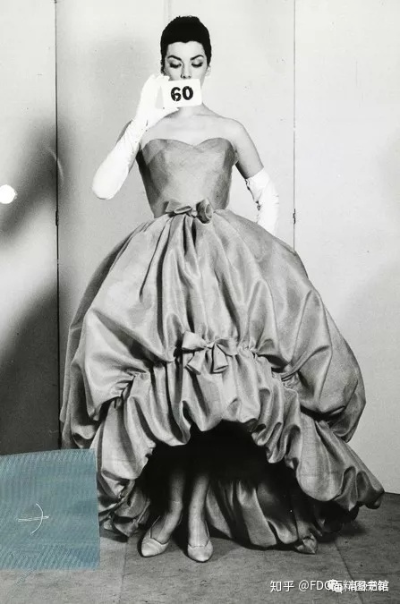 【传奇设想师 】 Cristobal Balenciage 形塑时髦的神之手-31.jpg