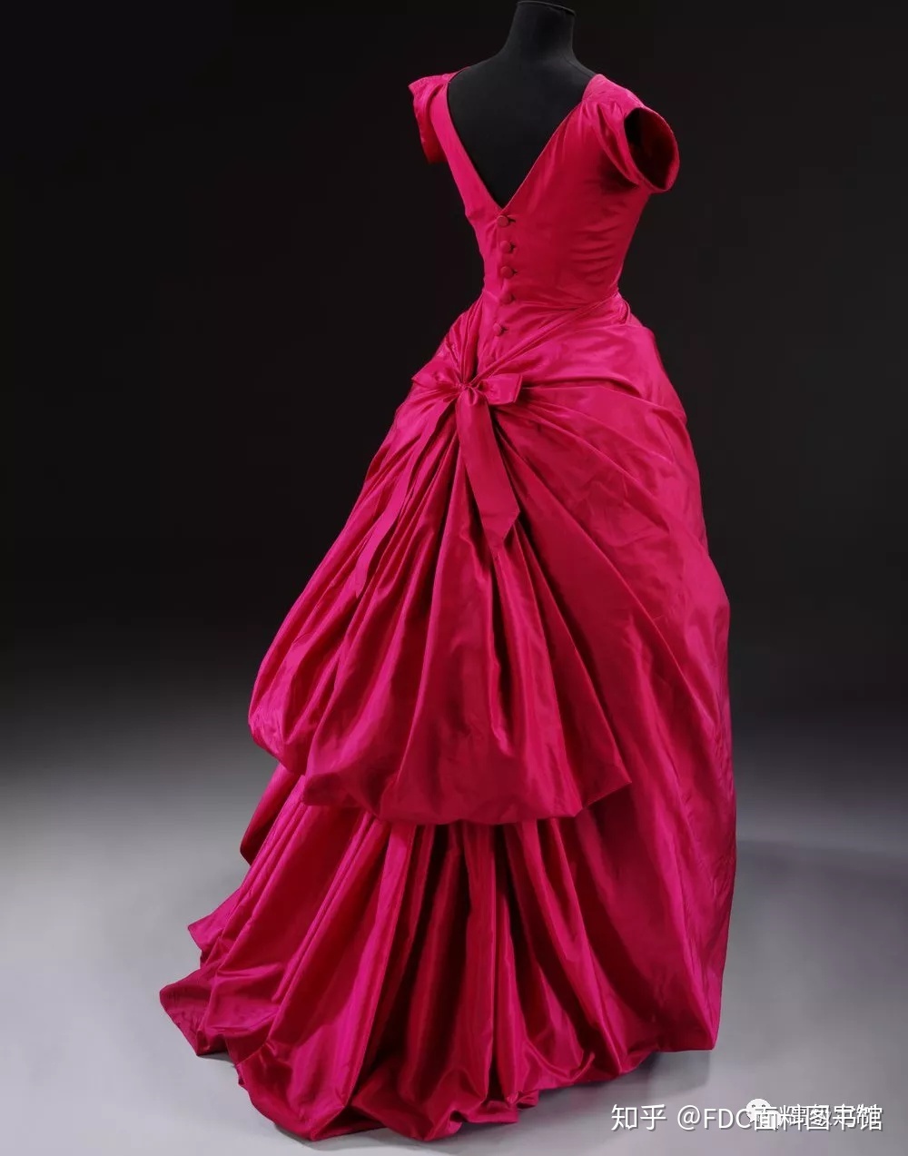 【传奇设想师 】 Cristobal Balenciage 形塑时髦的神之手-47.jpg