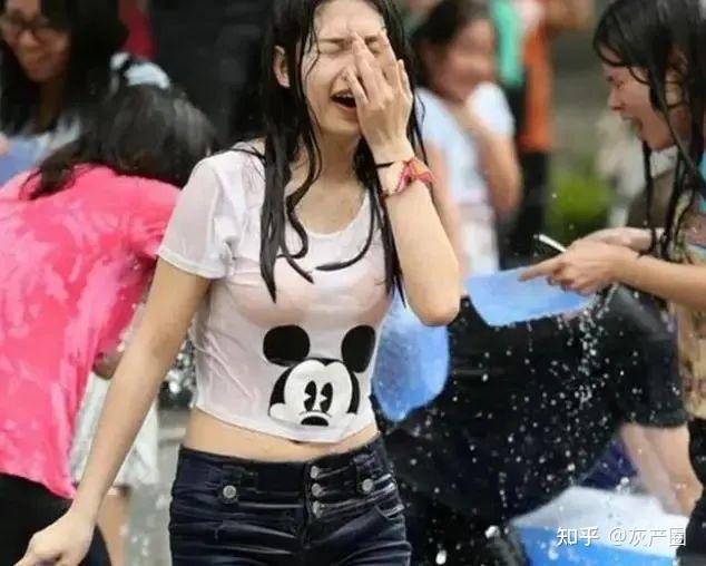 专泼女性隐私部位？变味的泼水节上，女孩们被公然骚扰-12.jpg